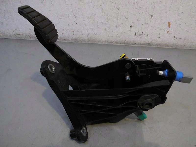 фото №2, Педаль сцепления latitude 2.0 dci 465030055r