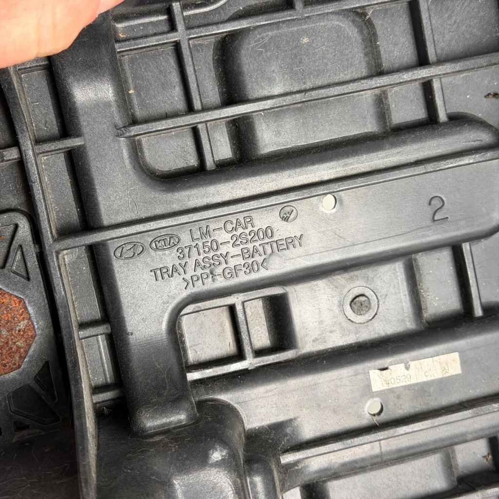 Кронштейн основание аккумулятор hyundai ix35 kia sportage 3 оригинальный номер 37150-2s200 Киев