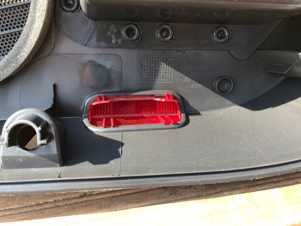 Обшивка двері лівий задня vw tiguan 5n0867211 в Україні