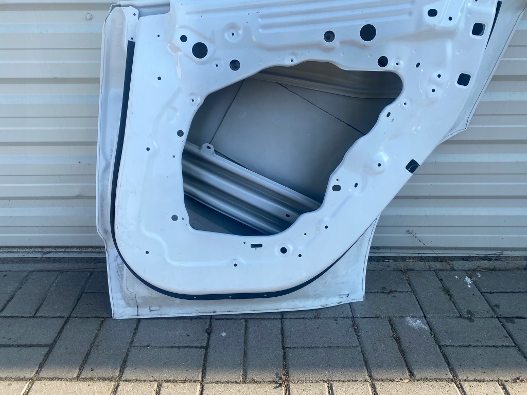 Дверь правый задний  правое задние tesla model y eu Киев