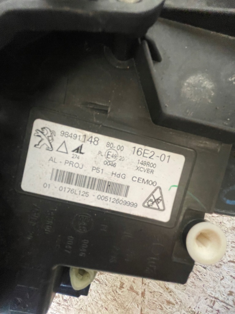 Фара передняя правый  peugeot 308 matrix 98491148 Киев