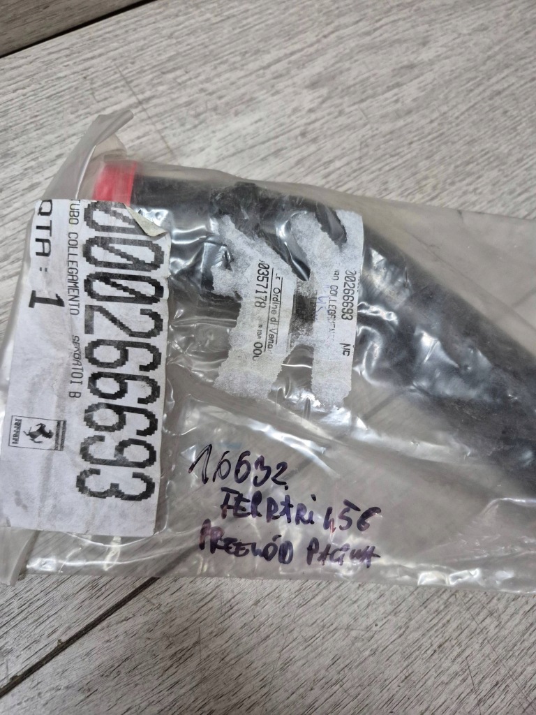 16632. ferrari 458 шланг пального 266693 Оригінал