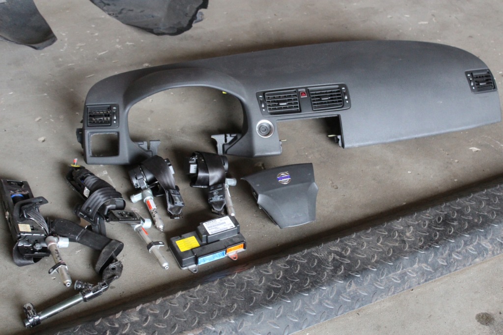 фото №1, Volvo v50 s40 c30 приборная панель подушки безопасности консоль ремни eu