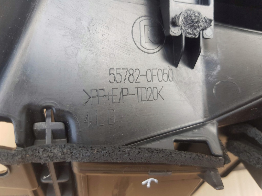 фото №5, Жабо пластиковый левая toyota verso 2009-2017 europa