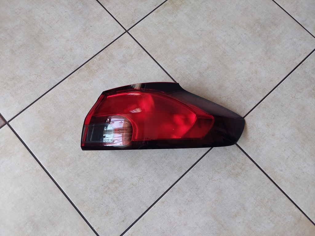 фото №1, Правая лампа - задняя --- opel zafira c