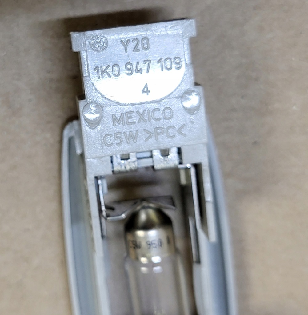 Лампа освещение кабины салона vw golf v 1k seat skoda audi 1k0947109 оригинальный номер в Украине