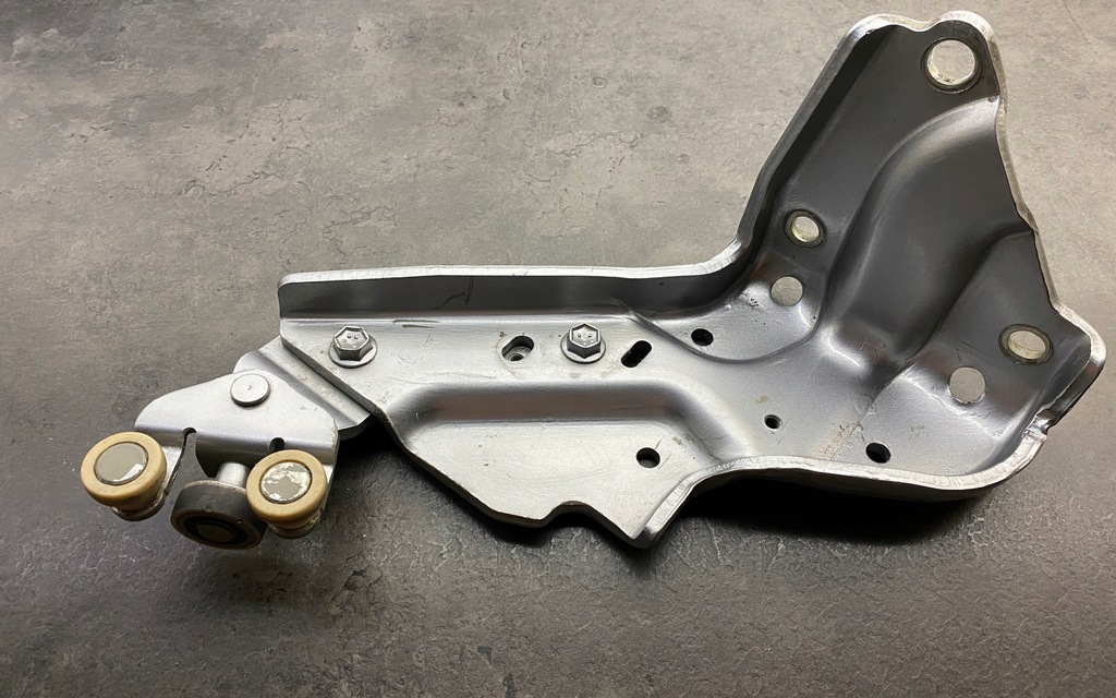 фото №1, Toyota sienna 2011- петля, ролик дверь ,направляющая