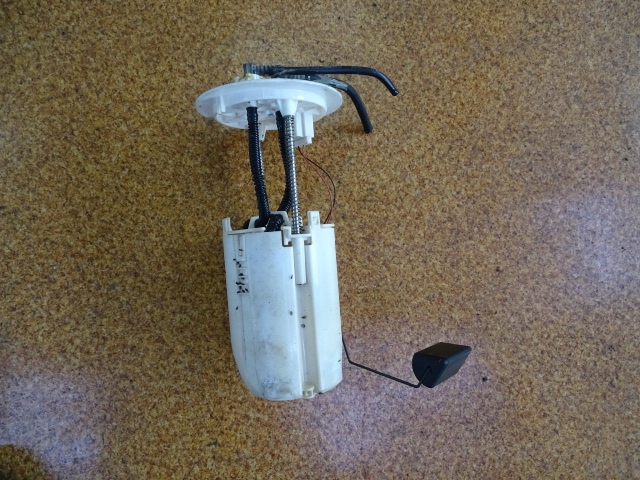 фото №1, Toyota hilux 12r 2,5d4d насос топлива