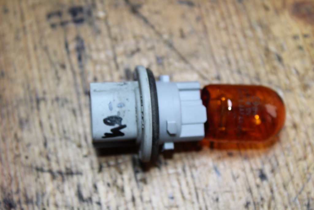 фото №1, Цоколь лампочка avensis t27