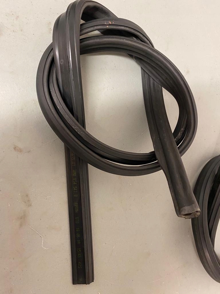 фото №1, Audi q8 tdi 4m8854543b прокладка дахова панорами