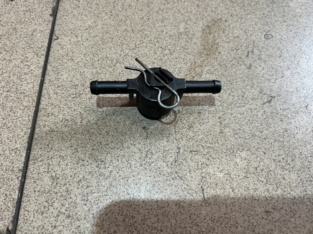 фото №1, Клапан фільтра пального audi a8 d2 3.3 tdi akf