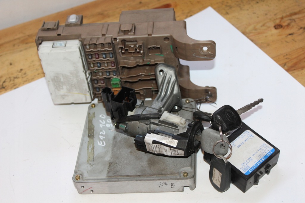 фото №12, Бортовой компьютер блок управления двигателя toyota оригинальный номер 89666-02110