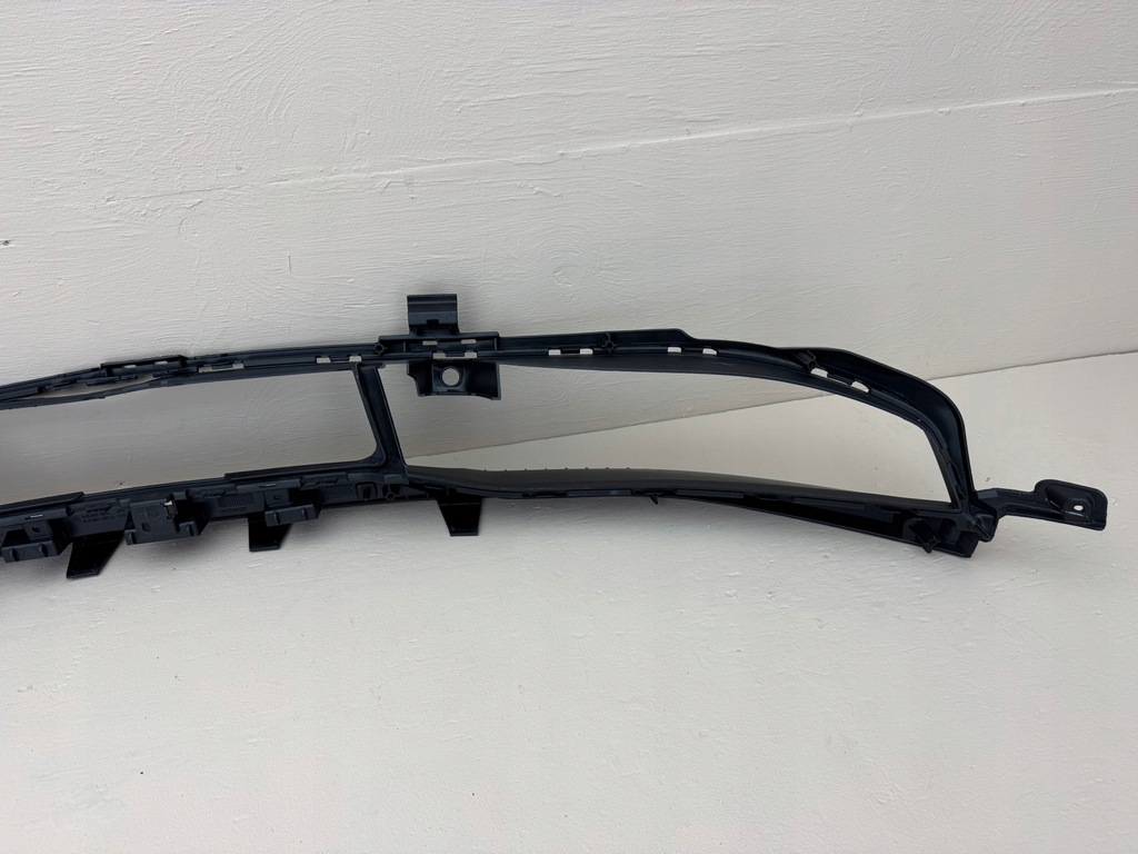 фото №14, Porsche taycan 19r- решётка решётка радиатора средняя бампера перед 9j1807683