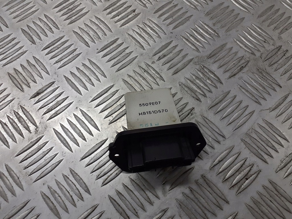 фото №1, Резистор резистор вентилятор mazda 2 dy hm420040b