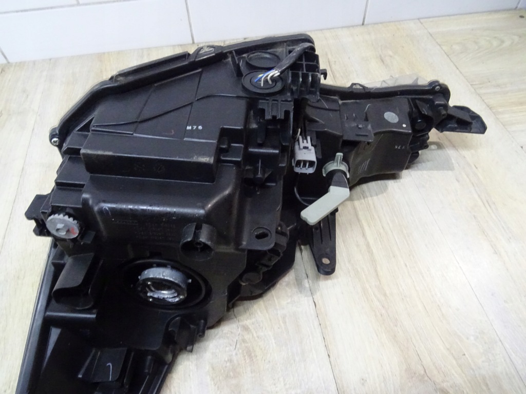 Фара правый  перед toyota avensis t27 led 05-36 y57 Цена