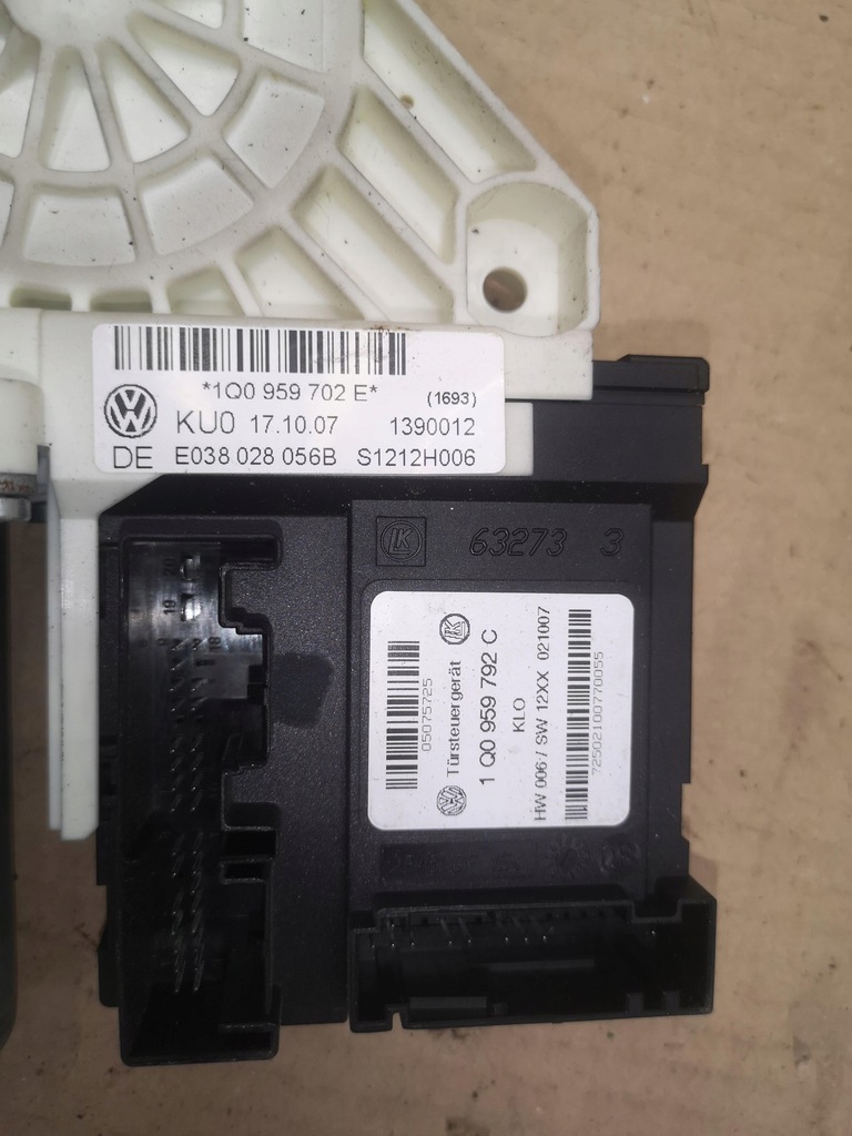 фото №6, Моторчик стекло правый перед vw eos 1q0959702e