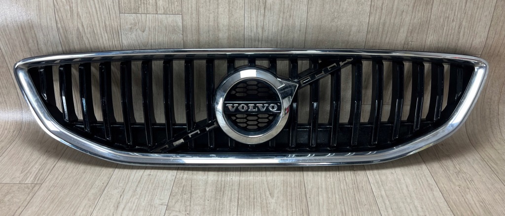 фото №1, Volvo v40 v-40 ii 2 lift решётка радиатора решётка радиатора хром эмблема 31424328