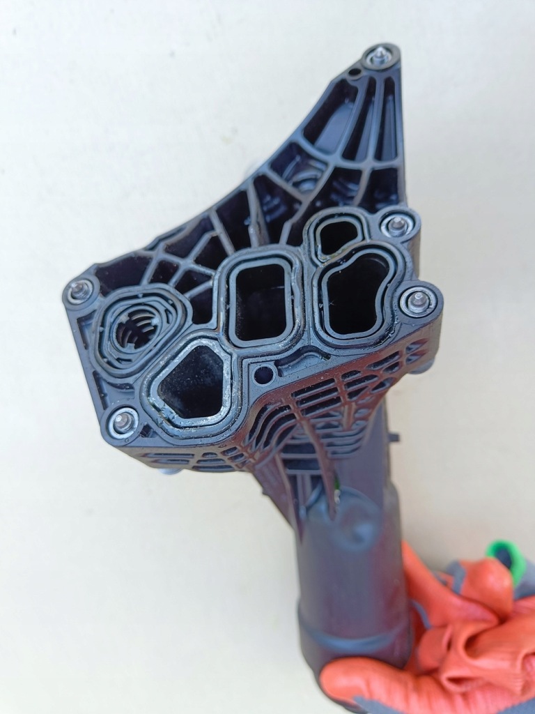 Bmw g20 g21 g30 g31 g01 g02 основа фільтра оливи 8580417 b47 b47d20b 2022r в Україні