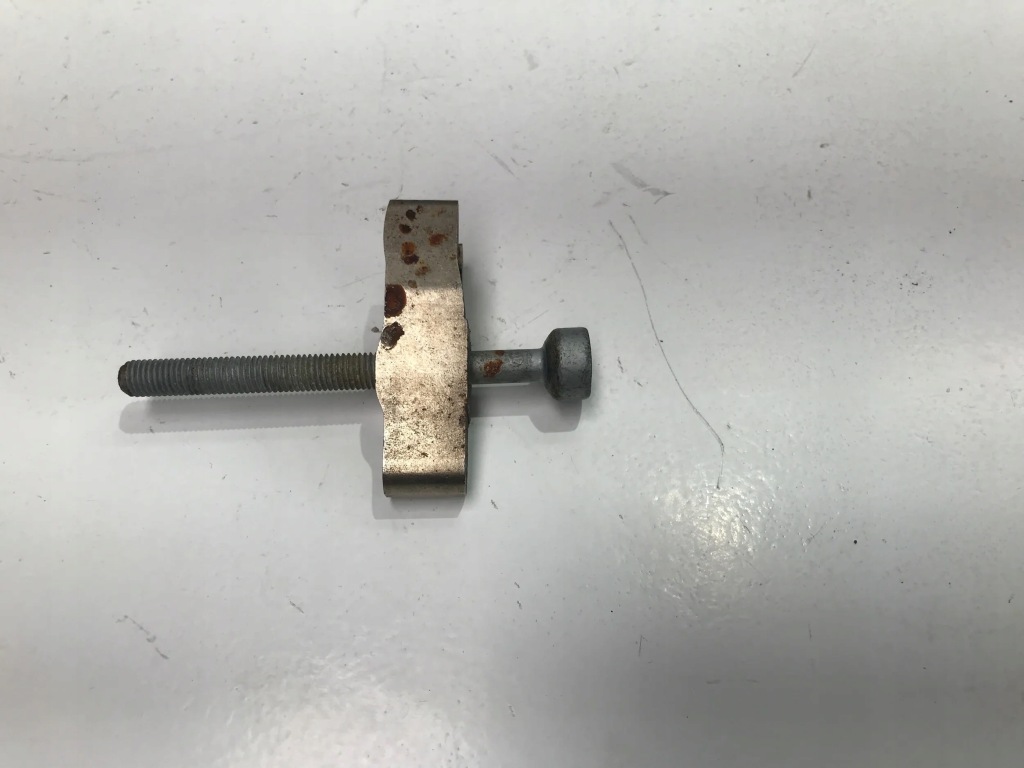 фото №1, Mercedes w247 2.0 подножка болт кронштейн впрыска