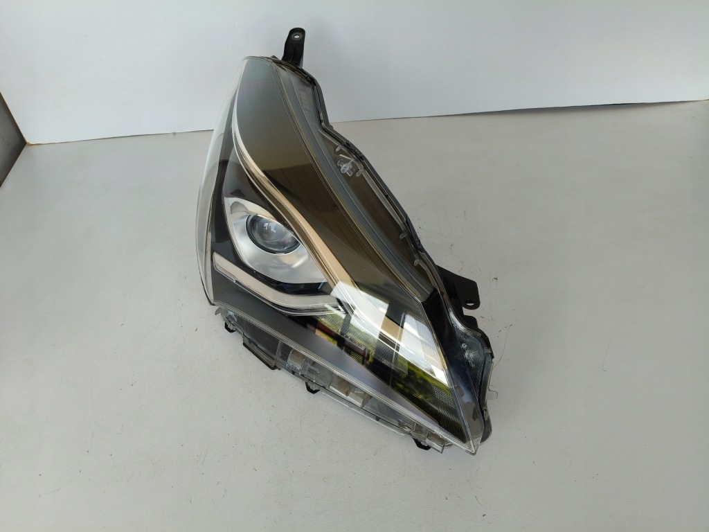 Фара правый  фара toyota yaris 3 17- рестайлинг  led Оригинал