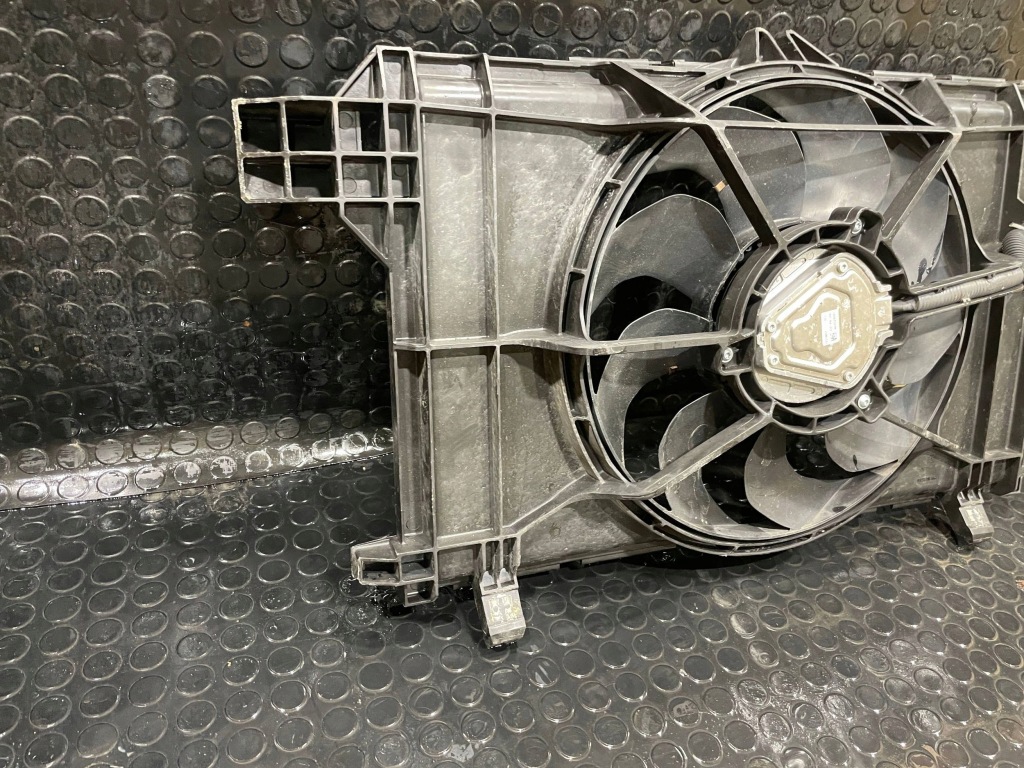 Tesla model 3 рестайлінг  20-23 вентилятор радіатора Зі Шроту