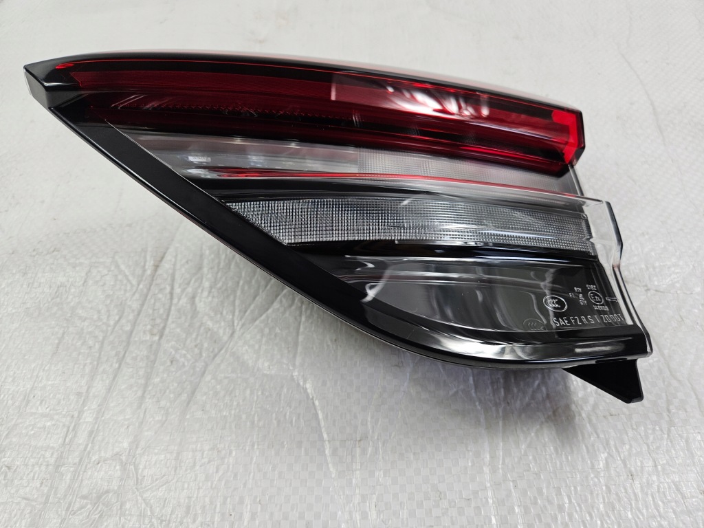 Правий задня фара w кришці  led maserati levante m161 рестайлінг  0670155103 Оригінал