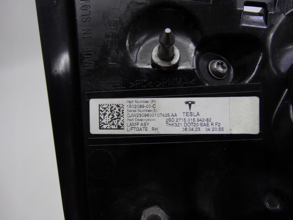 Tesla model 3 17-23 фара задня правий led w кришці  1502089-00-c оригінальна Оригінал