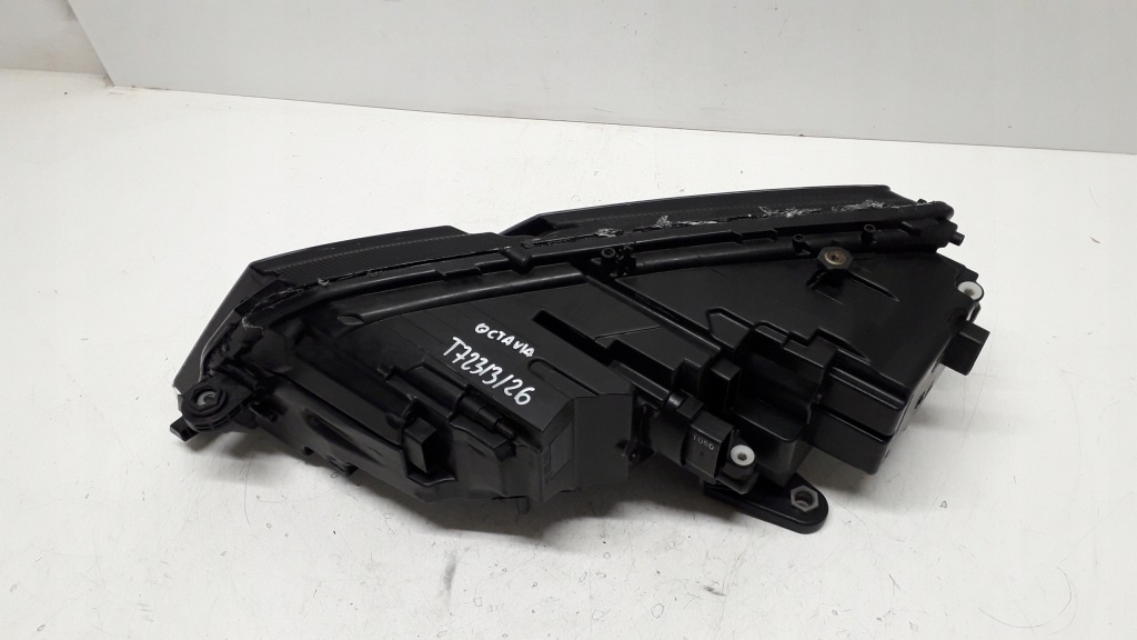 Octavia 3 3 рестайлинг  16- фара правая перед full led в Украине