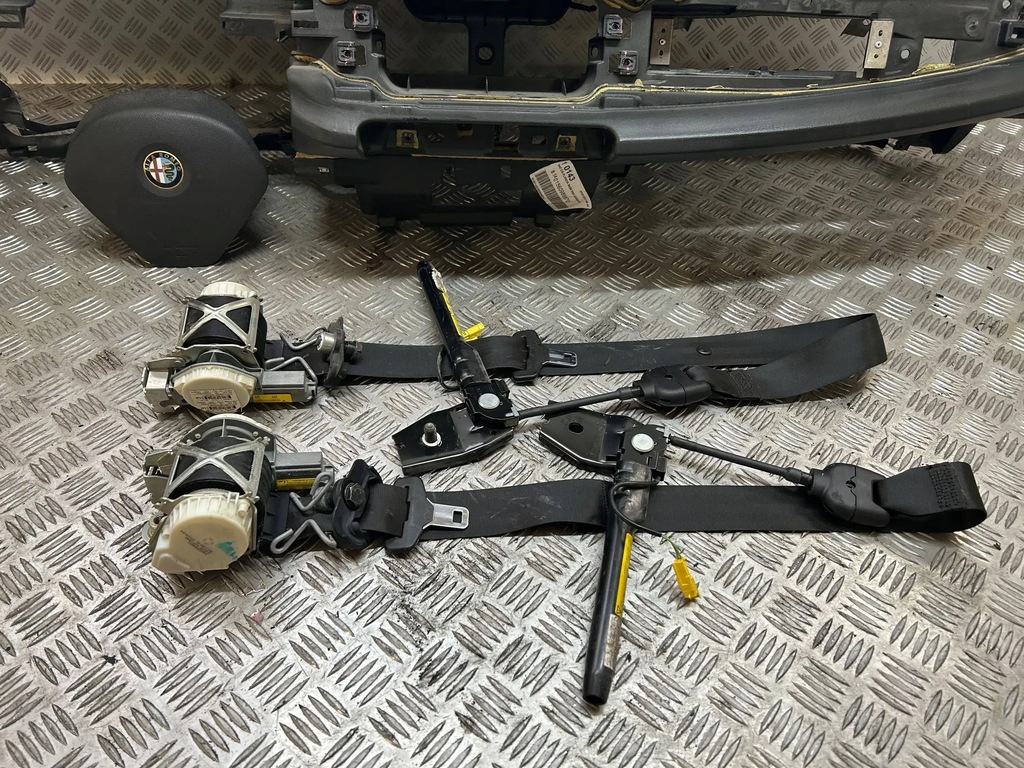 фото №7, Приборная панель консоль ремни подушка безопасности комплект alfa romeo giulietta europa