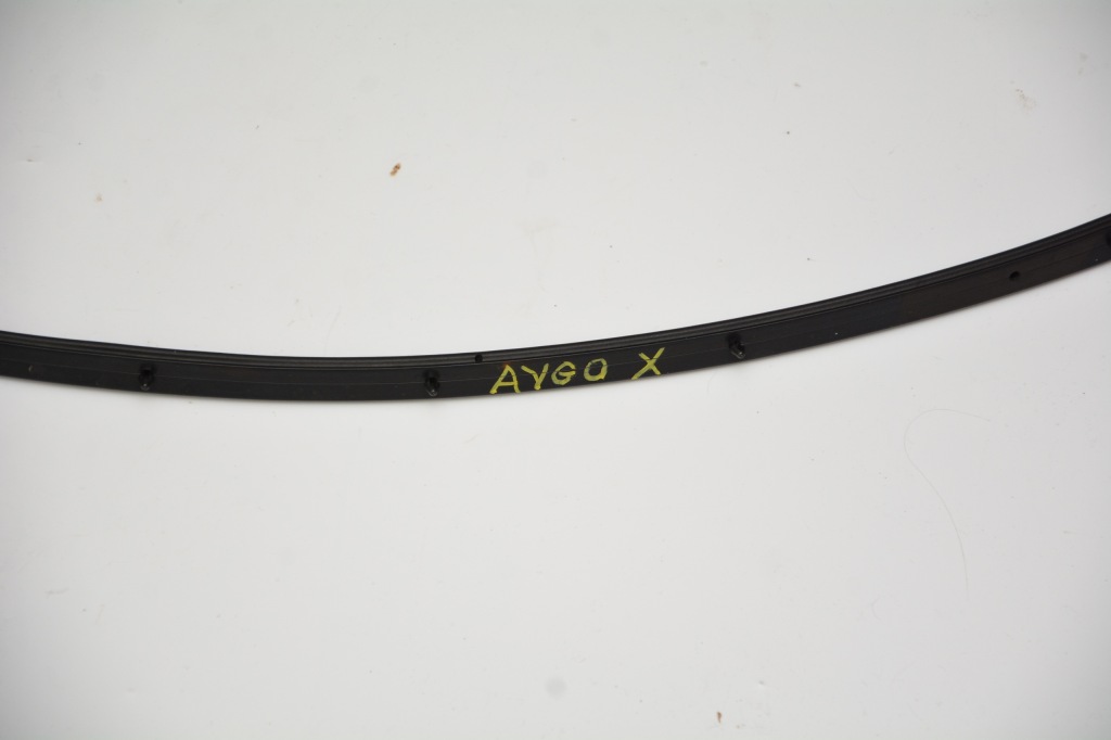 Прокладка капот решетка toyota aygo x cross в Украине