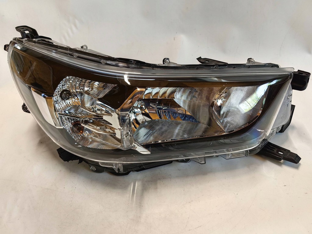 фото №1, Toyota hilux viii lift- лампа звичайна права polecam