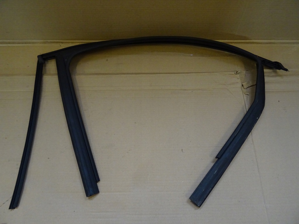 фото №1, W246 b-klasa прокладка двері правий задня рамка