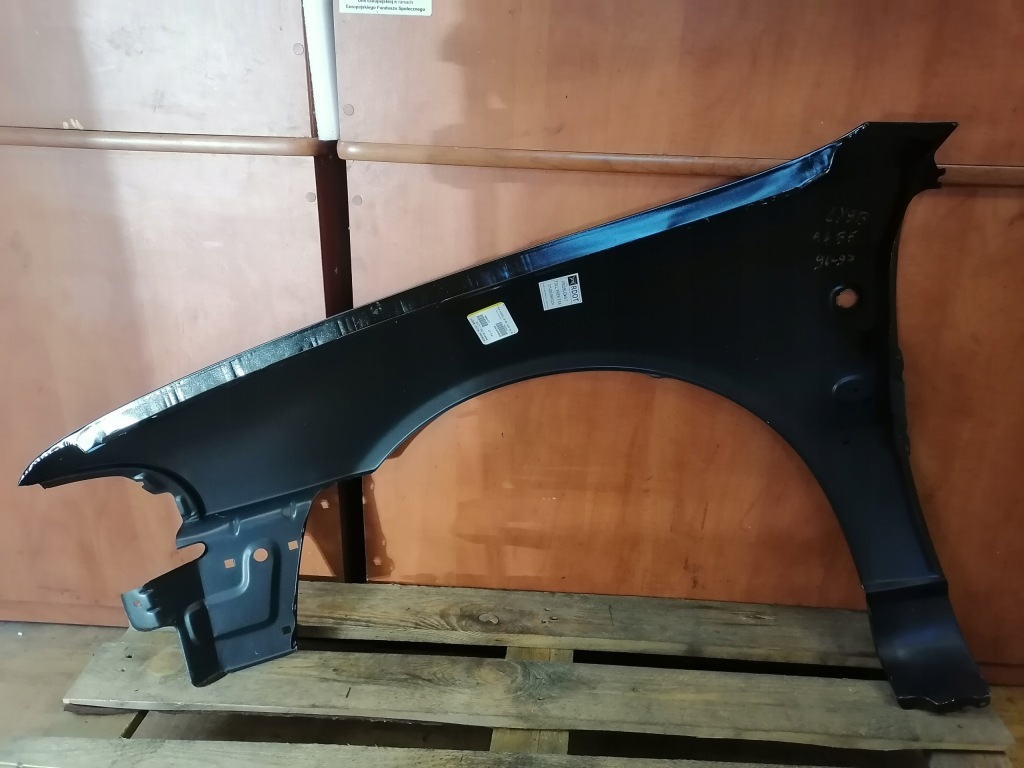 Крыло  правый  перед audi a4 b5 дорестайлинг  ly9b с отверстие на эмблема Доставка