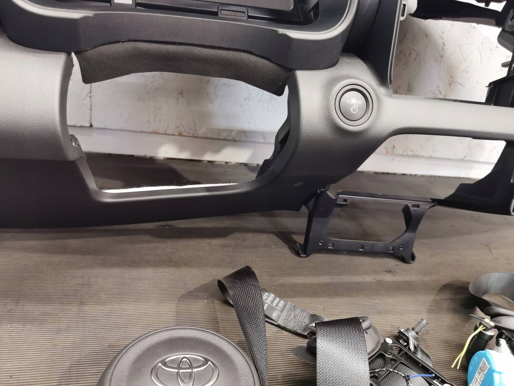 фото №10, Toyota yaris iv 4 2024 приборная панель приборная консоль подушка безопасности ремни оригинальная