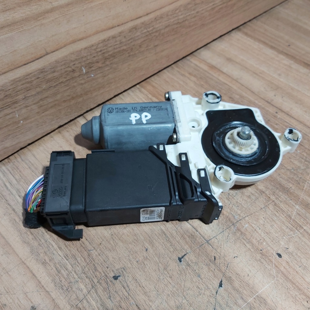 фото №1, Моторчик стекло правый перед bora 101386101