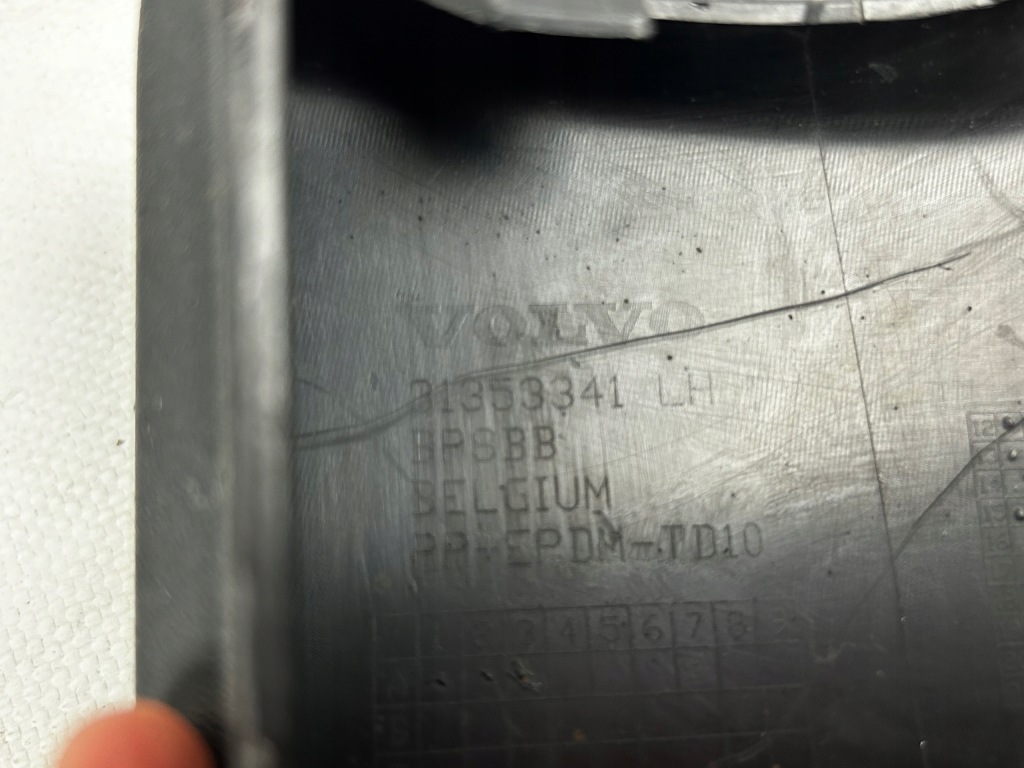 фото №9, Volvo v40 cross права ліва решітка бампера перед