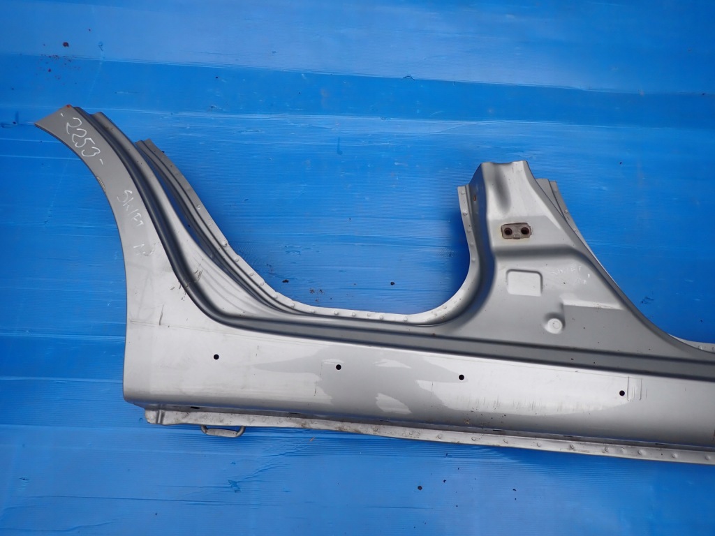 Suzuki swift mk7 5d 10- mk7 поріг правий Доставка