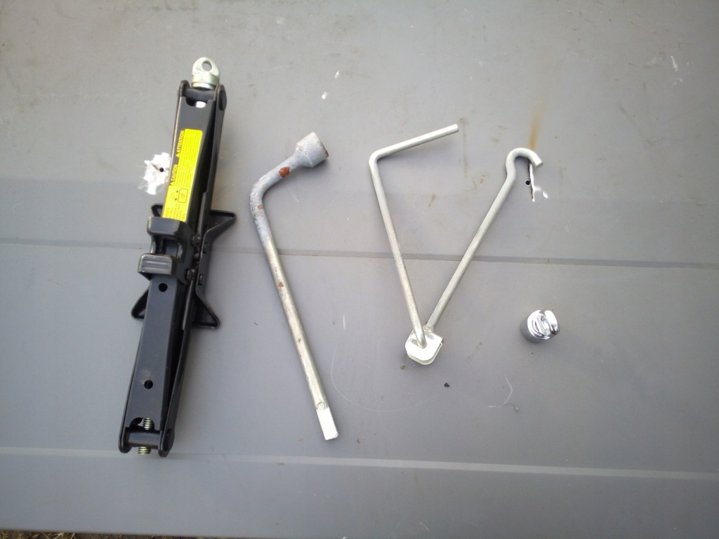 фото №1, Toyota corolla verso ii 04-09 ключ домкрат