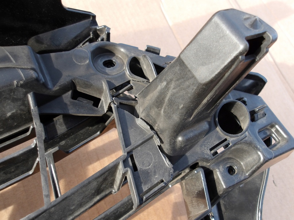 Решітка радіатора решітка радіатора права audi a3 8v рестайлінг  8v5853651t 8v3853919 Оригінал