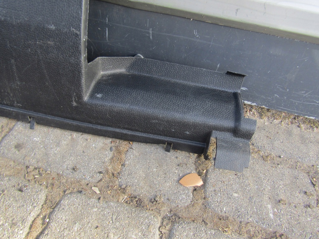 фото №10, 3 mercedes w201 190 пластик захист багажника поперечина задня замка заднього