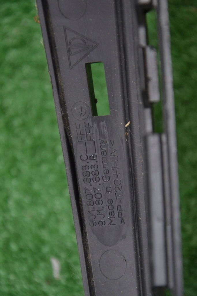 фото №16, Решётка средняя бампер перед porsche taycan 9j1807683c