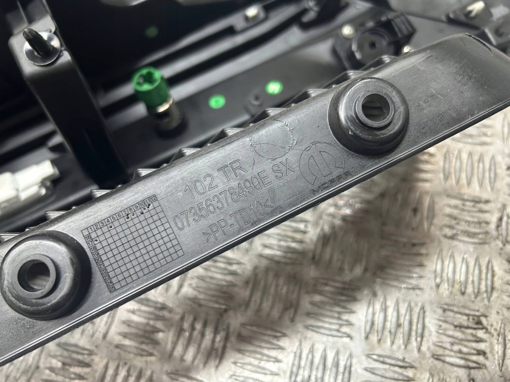 Защита кронштейн шторка багажника левая fiat tipo 07356378490e в Украине