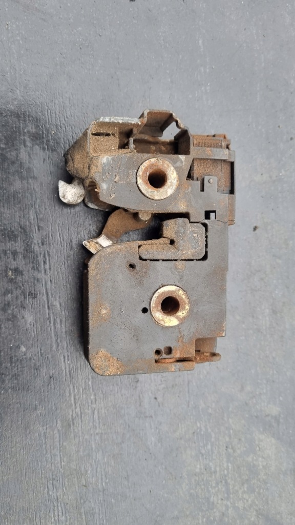 Купить Замок нижний задний крышки vw t4 рестайлинг  701829211h