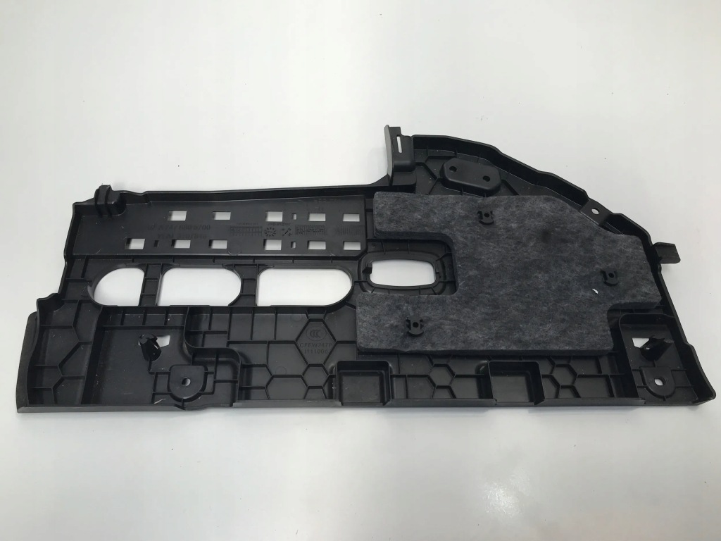 фото №3, Mercedes w247 заглушка захист нижня консолі