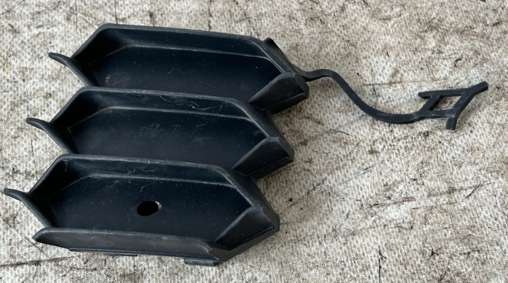 фото №1, Оригинальная правая заглушка фаркоп перед skoda kodiaq