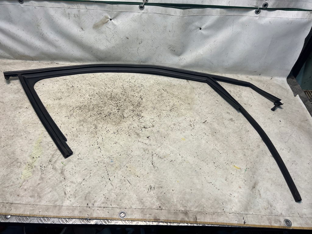 фото №1, Mercedes klasa b w246 прокладка скло правий перед