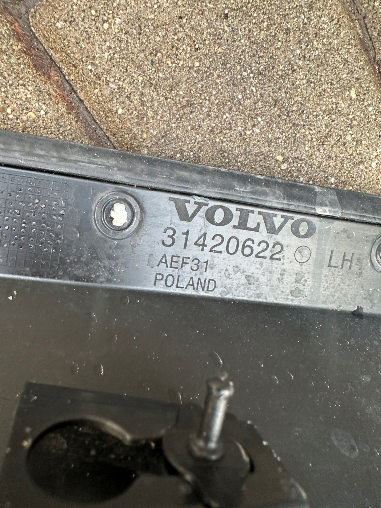 Volvo xc60 2 17-25 поріг накладка поріг ліва ущільнювач Зі Шроту