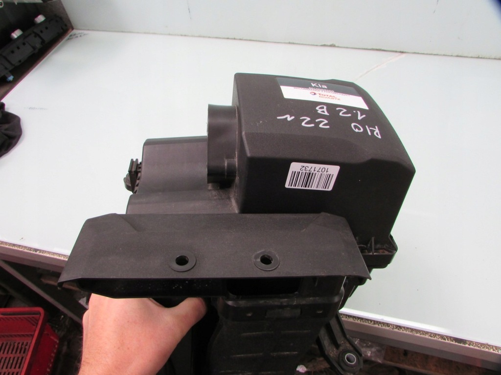 Kia rio iv 1.2 22r рестайлинг  корпус фильтра воздуха впуск воздухозаборник 28210-h8300 с Разборки