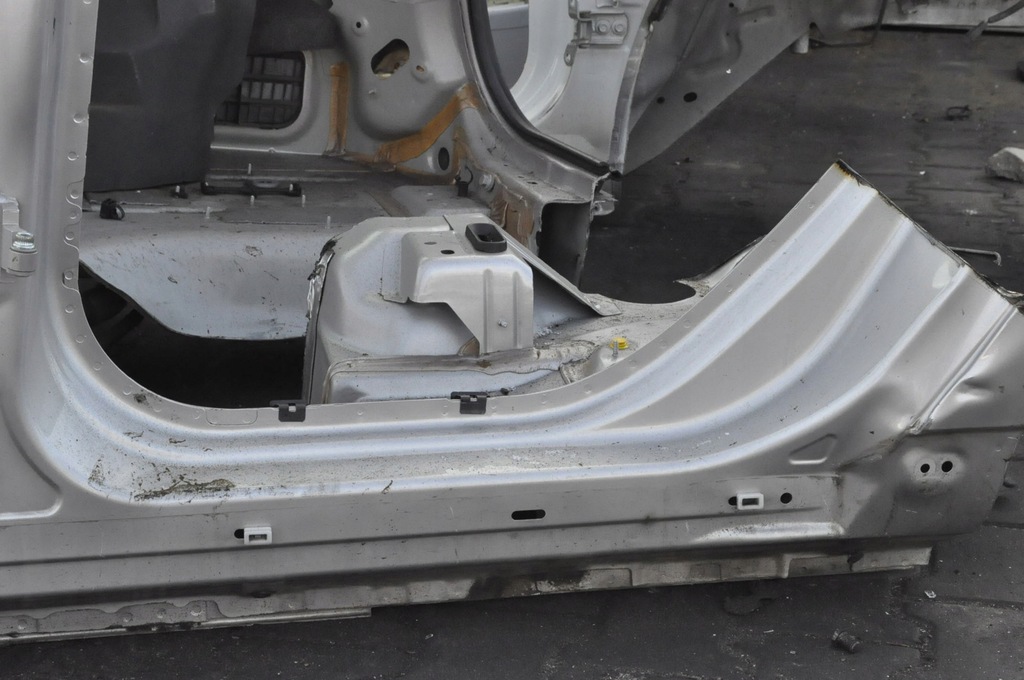 фото №4, Volvo v70 iii блок двигуна поріг лівий