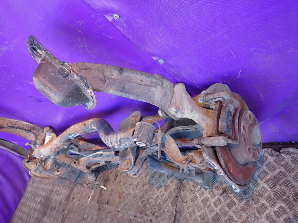 Vw passat b6 седан підрамник поперечина задній вісь  підвіска поворотний кулак 3c0505235n в Україні